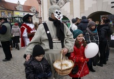 Zorganizowany w ubiegłym roku w niedzielę Palmową przez jarocińskie starostwo Powiatowy Kiermasz Wielkanocny, mimo mroźnej pogody przyciągnął na jarociński rynek tłumy zwiedzających. 