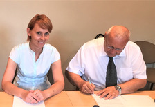Moment podpisywania umowy przez prezesa Leszka Mazurka w obecności przedstawicielki Banku PKO BP
