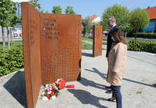 75. rocznica zakończenia II Wojny Światowej - Starosta Jarociński oraz Członek Zarządu Powiatu składają kwiaty pod pomnikiem. 
