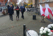 Narodowe Święto Niepodległości -  przedstawiciele LO im. T. Kościuszki składający kwiaty.