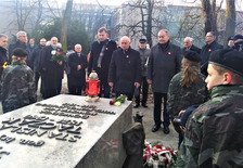 27 grudnia br. Poznań, delegacja Zarządu Powiatu Jarocińskiego składa wiązankę na mogile gen. S. Taczaka na Cmentarzu Zasłużonych Wielkopolan