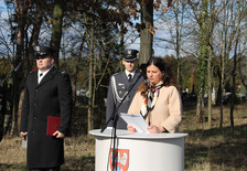 Starosta Lidia Czechak przemawia podczas obchodów Narodowego Dnia Pamięci Żołnierzy Wyklętych