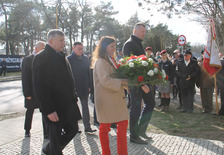 Przedstawiciele powiatu jarocińskiego składający kwiaty pod pomnikiem Żołnierzy Wyklętych