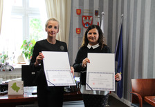 Założycielka WSHiU oraz Starosta Jarociński podczas przekazania voucherów na studia. 