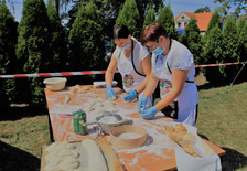 I Powiatowy Festiwal Lokalnych Smaków i Rękodzieła w Golinie - warsztaty pieczenia chleba.