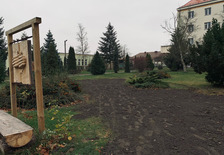 Park Różany przy ZSP nr 1 w Jarocinie w którym znajduje się system nawadniania.