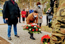 Z uroczystości  składania kwiatów w miejscu upamiętniającym Żołnierzy Wyklętych