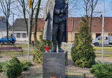 Z uroczystości  składania kwiatów pod pomnikiem Generała Taczaka w Mieszkowie 
