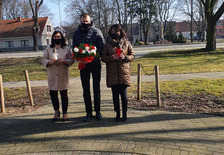 Z uroczystości  składania kwiatów pod pomnikiem Generała Taczaka w Mieszkowie