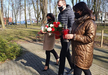 Z uroczystości  składania kwiatów pod pomnikiem Generała Taczaka w Mieszkowie