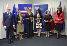 Wyróżnieni i nagrodzeni pracownicy oświaty ze szkół, dla których Powiat Jarociński jest organem prowadzącym