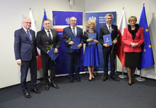 Wyróżnieni i nagrodzeni pracownicy oświaty ze szkół, dla których Powiat Jarociński jest organem prowadzącym