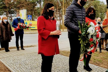 Starosta Jarociński i członkowie zarządu Powiatu Jarocińskiego składając kwiaty w miejscu upamiętniającym Żołnierzy Wyklętych