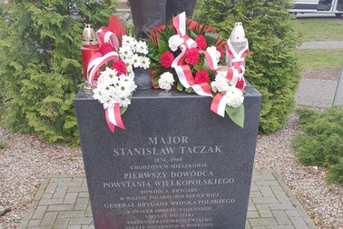 Pod pomnikiem Stanisława Taczaka w Mieszkowie 